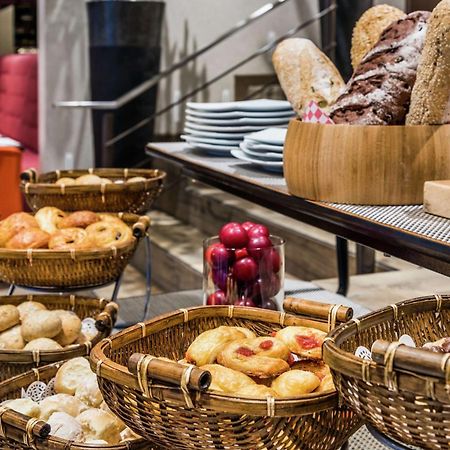 Embassy Suites By Hilton Bogota - Rosales Eksteriør billede Breads and pastries at a buffet