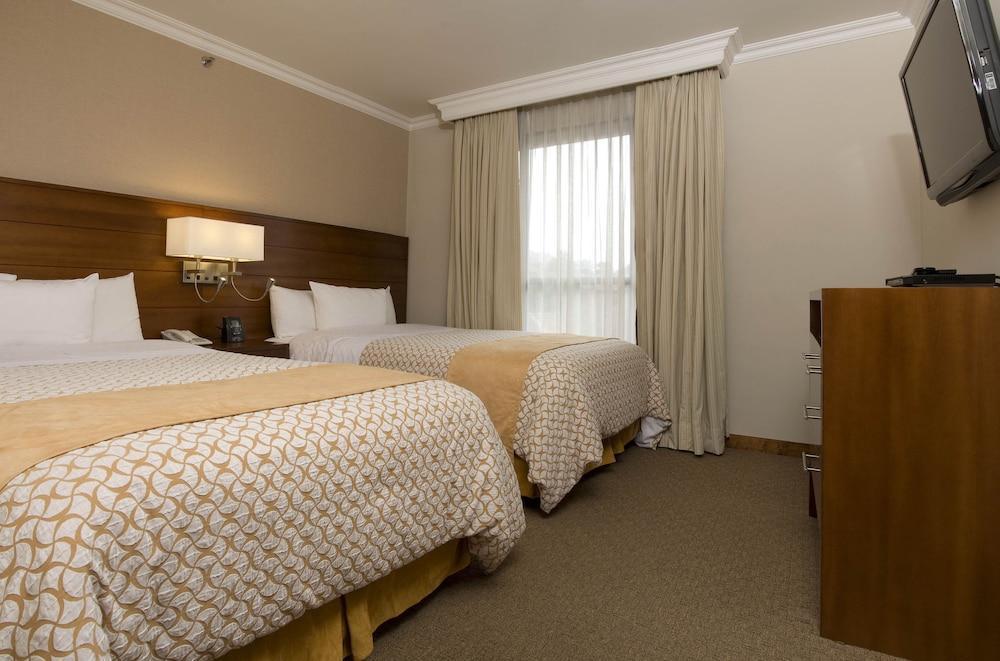 Embassy Suites By Hilton Bogota - Rosales Eksteriør billede A typical bedroom at the hotel
