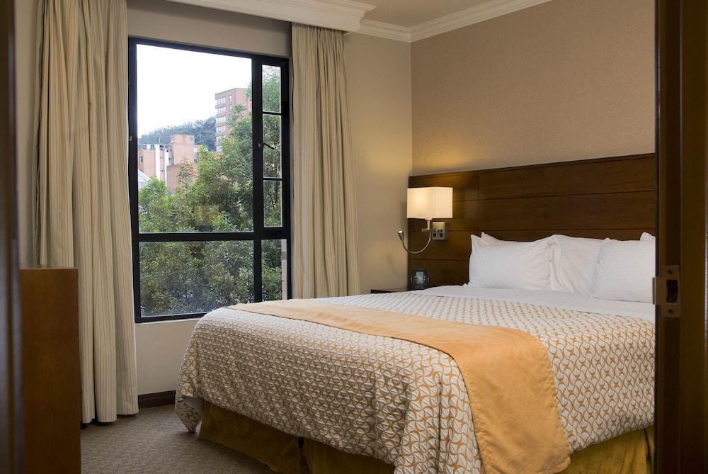 Embassy Suites By Hilton Bogota - Rosales Eksteriør billede A bedroom at the hotel