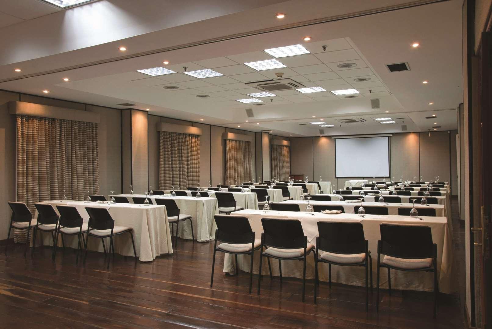 Embassy Suites By Hilton Bogota - Rosales Eksteriør billede A conference room