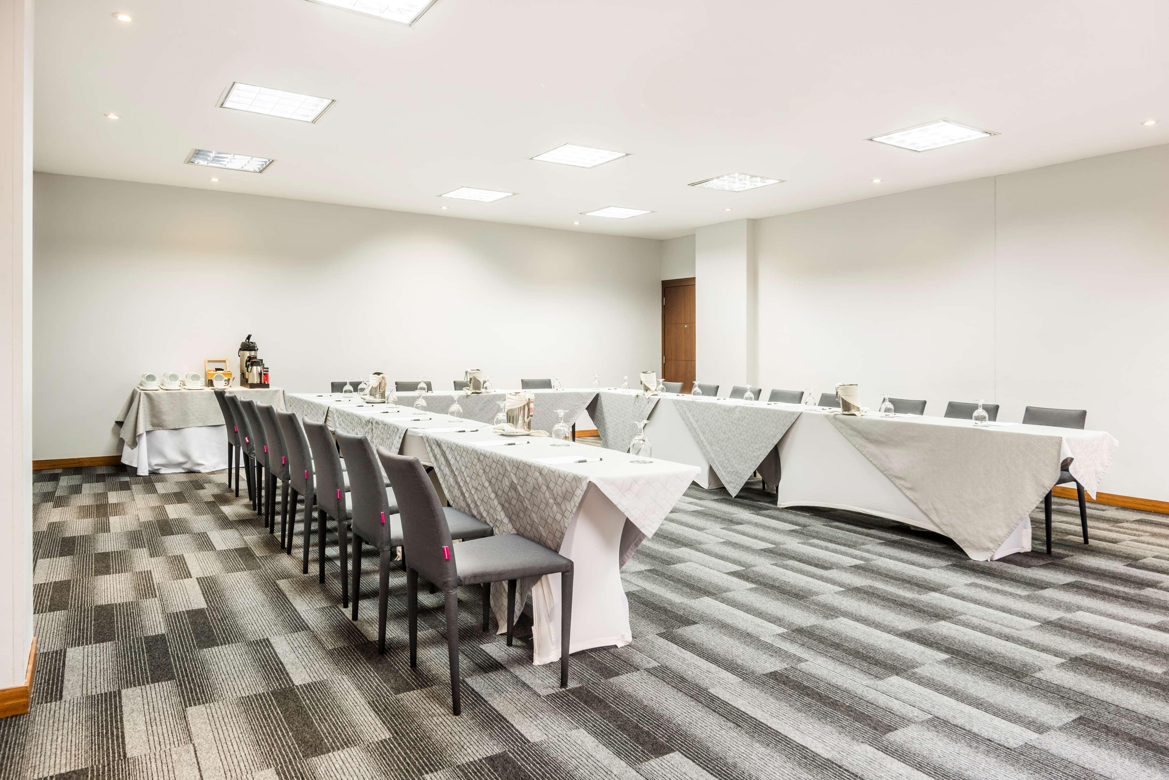 Embassy Suites By Hilton Bogota - Rosales Eksteriør billede Meeting room at the Hilton Garden Inn