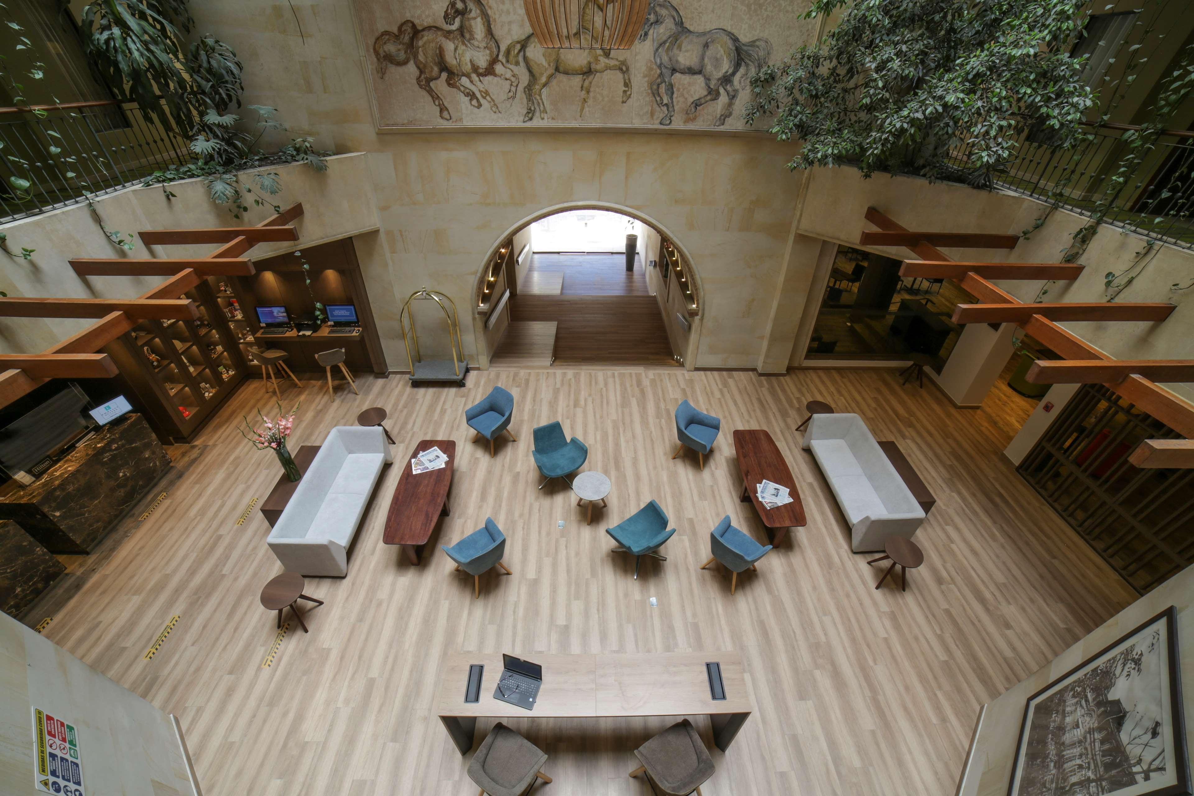 Embassy Suites By Hilton Bogota - Rosales Eksteriør billede The library