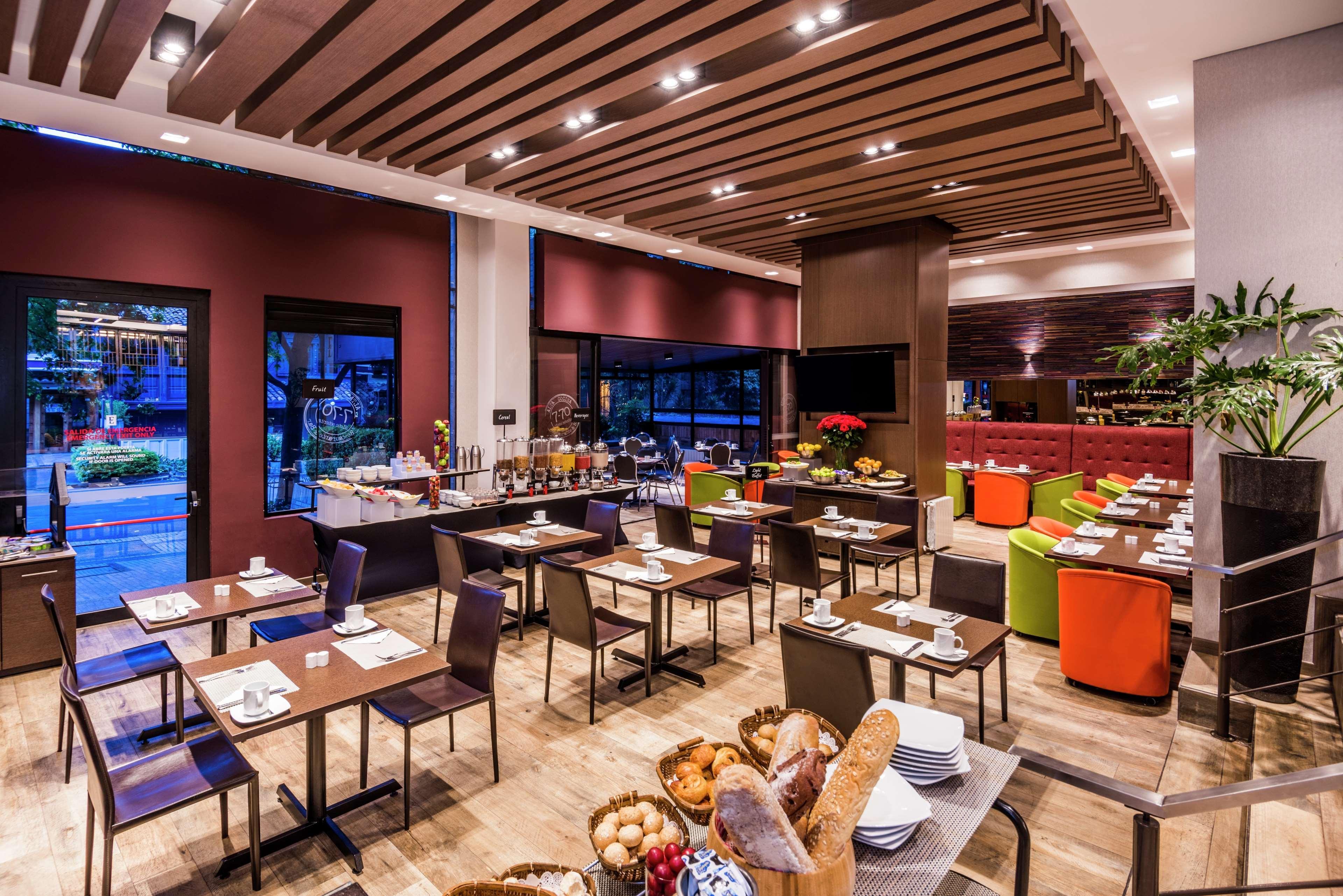 Embassy Suites By Hilton Bogota - Rosales Eksteriør billede The restaurant