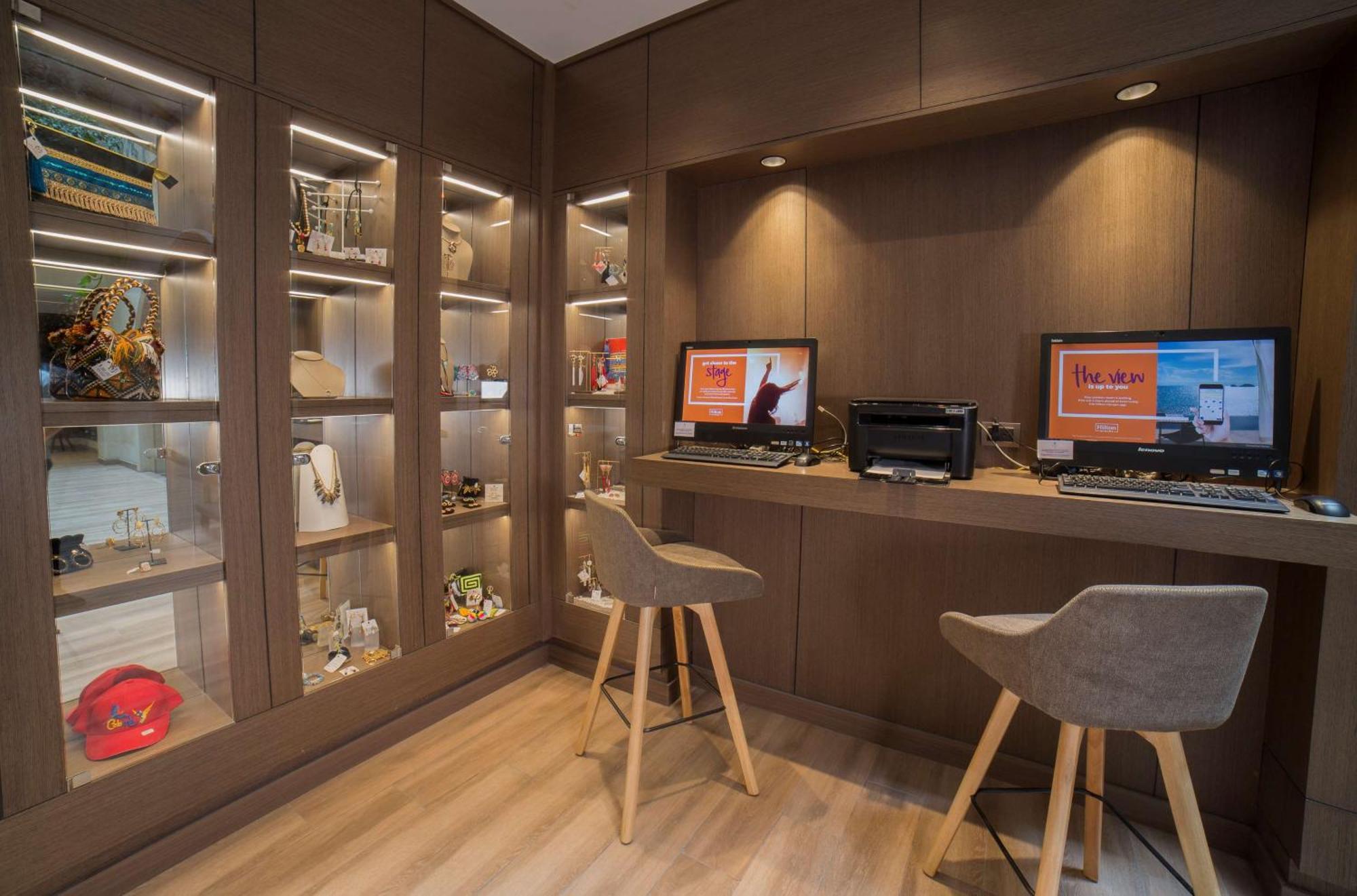 Embassy Suites By Hilton Bogota - Rosales Eksteriør billede Business Center