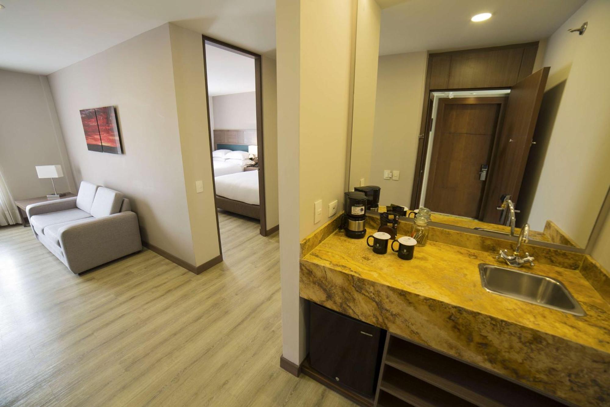 Embassy Suites By Hilton Bogota - Rosales Eksteriør billede A room at the hotel