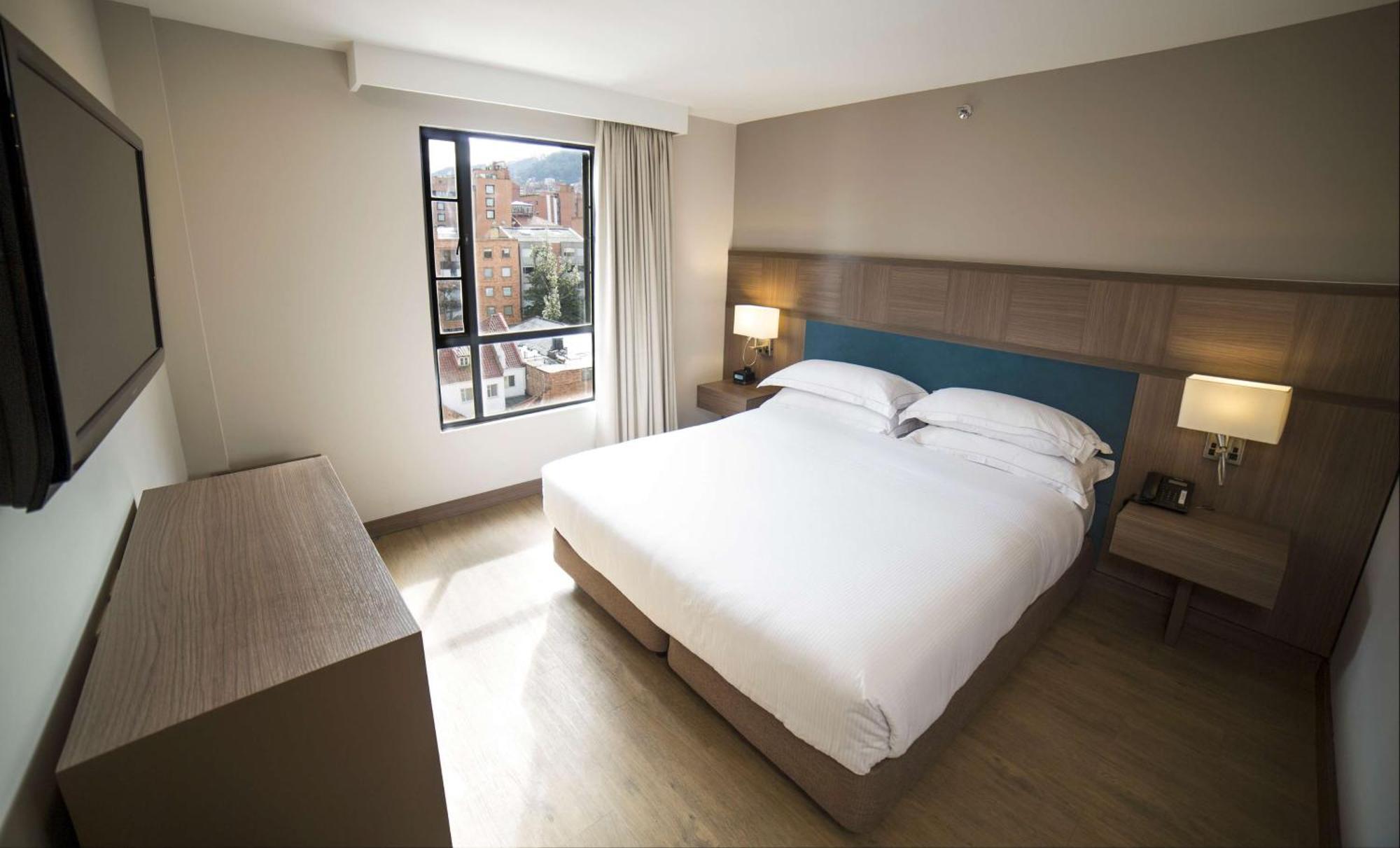 Embassy Suites By Hilton Bogota - Rosales Eksteriør billede A bedroom at the hotel