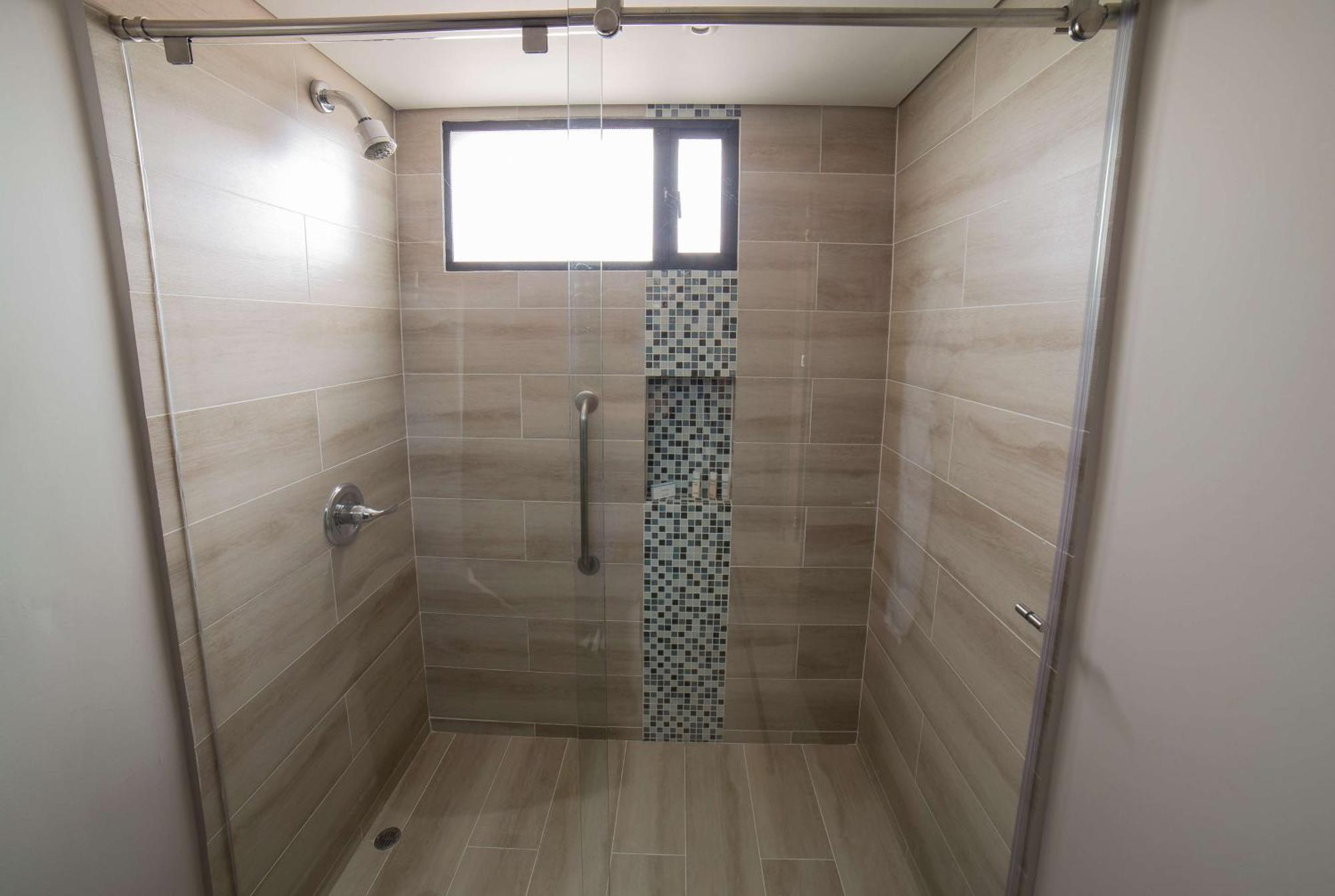 Embassy Suites By Hilton Bogota - Rosales Eksteriør billede A shower with a fixed shower head