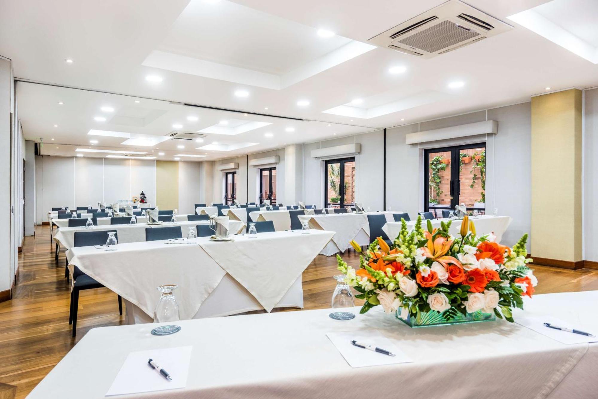 Embassy Suites By Hilton Bogota - Rosales Eksteriør billede Meeting room