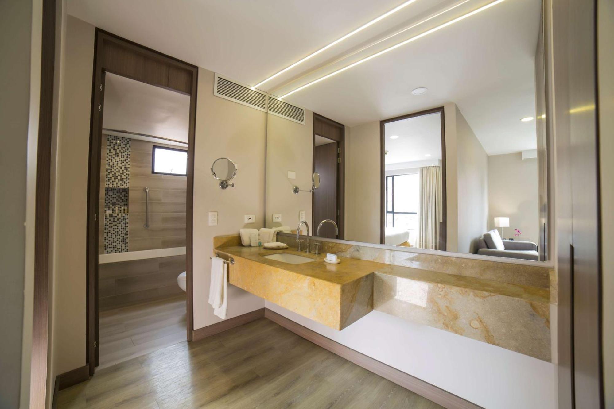 Embassy Suites By Hilton Bogota - Rosales Eksteriør billede Bathroom