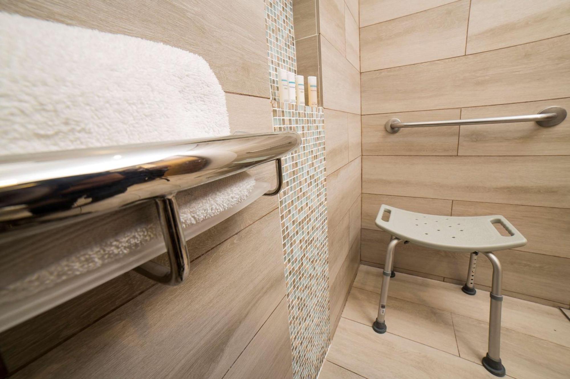 Embassy Suites By Hilton Bogota - Rosales Eksteriør billede A shower seat