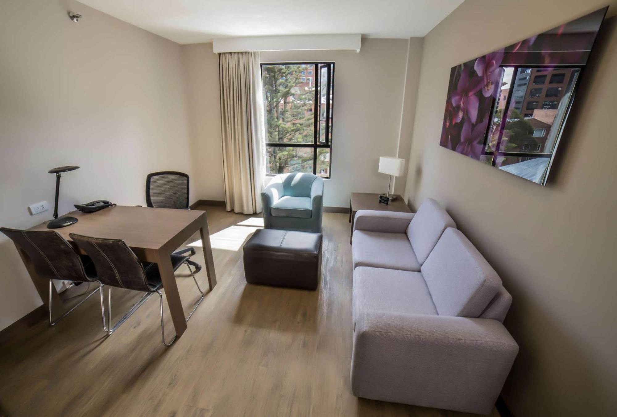 Embassy Suites By Hilton Bogota - Rosales Eksteriør billede A living room in a typical apartment