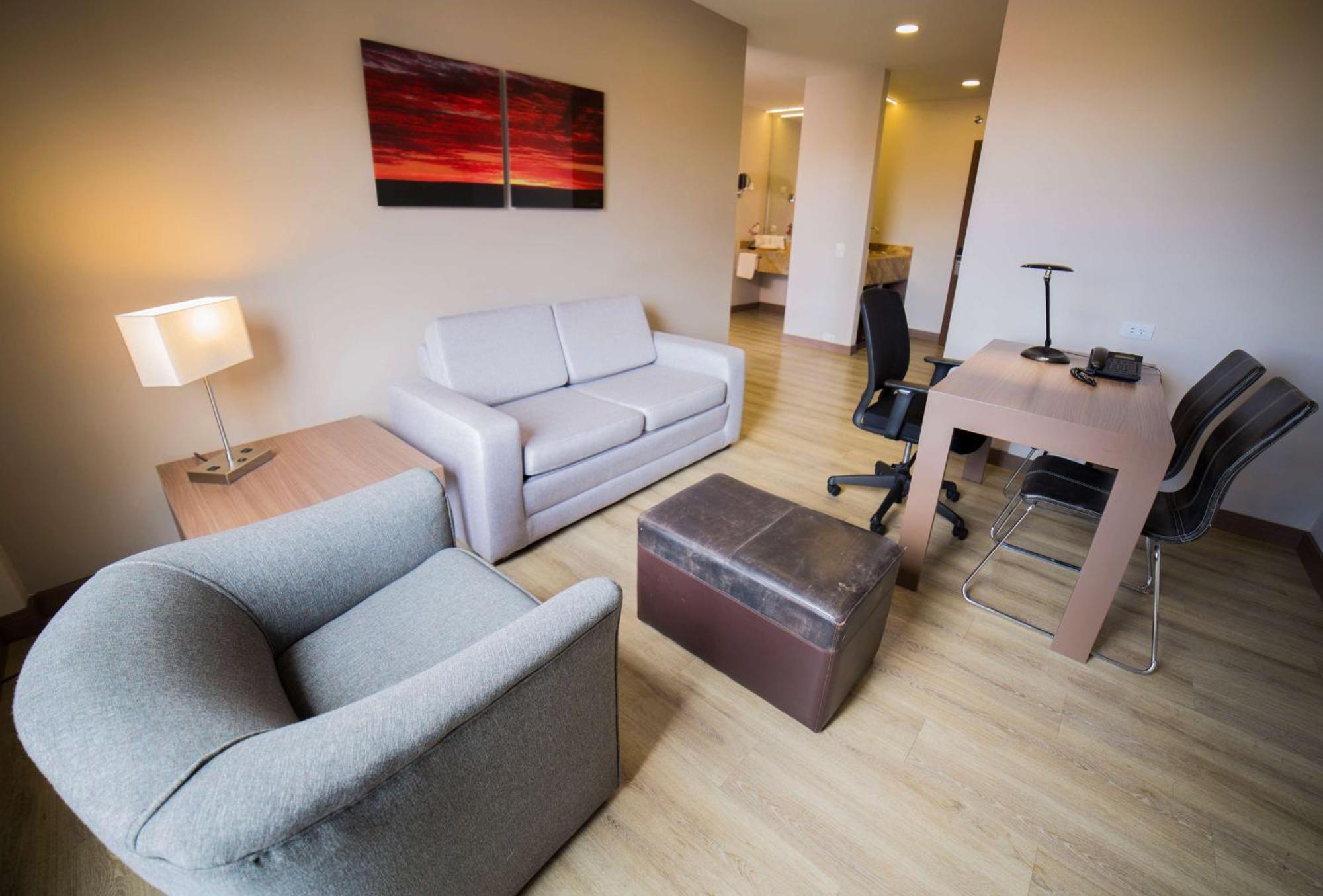 Embassy Suites By Hilton Bogota - Rosales Eksteriør billede A typical apartment at the residence