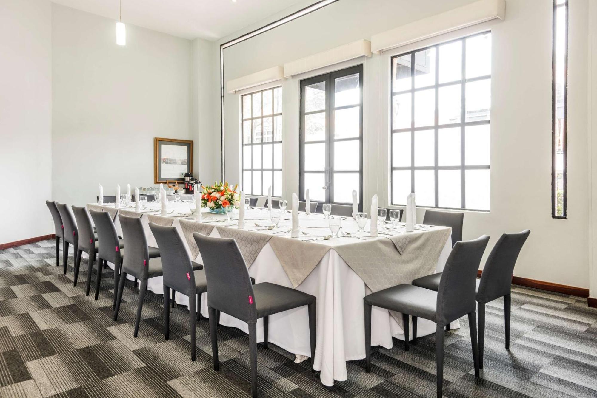 Embassy Suites By Hilton Bogota - Rosales Eksteriør billede The Boardroom at the Hotel