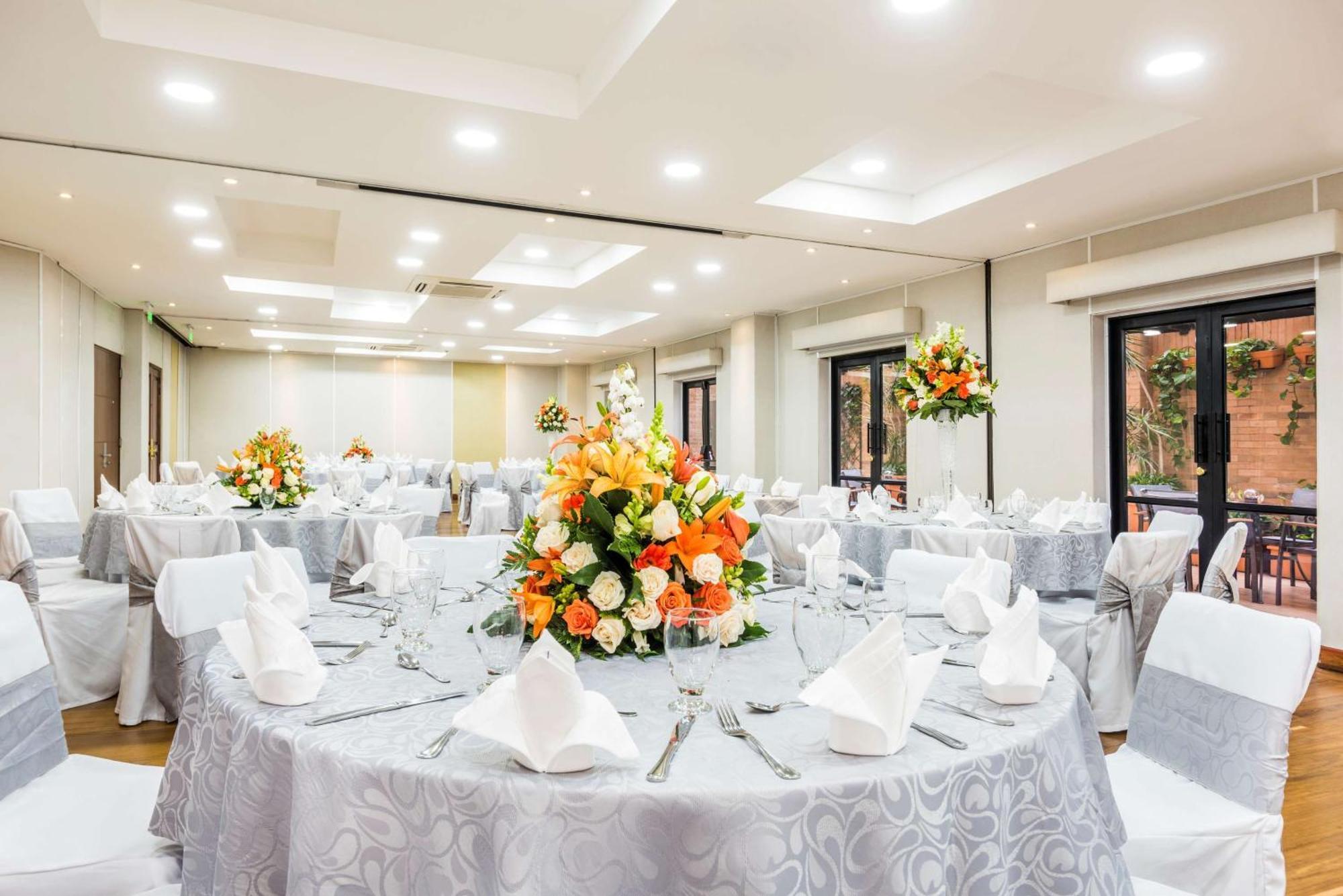 Embassy Suites By Hilton Bogota - Rosales Eksteriør billede The ballroom at the hotel
