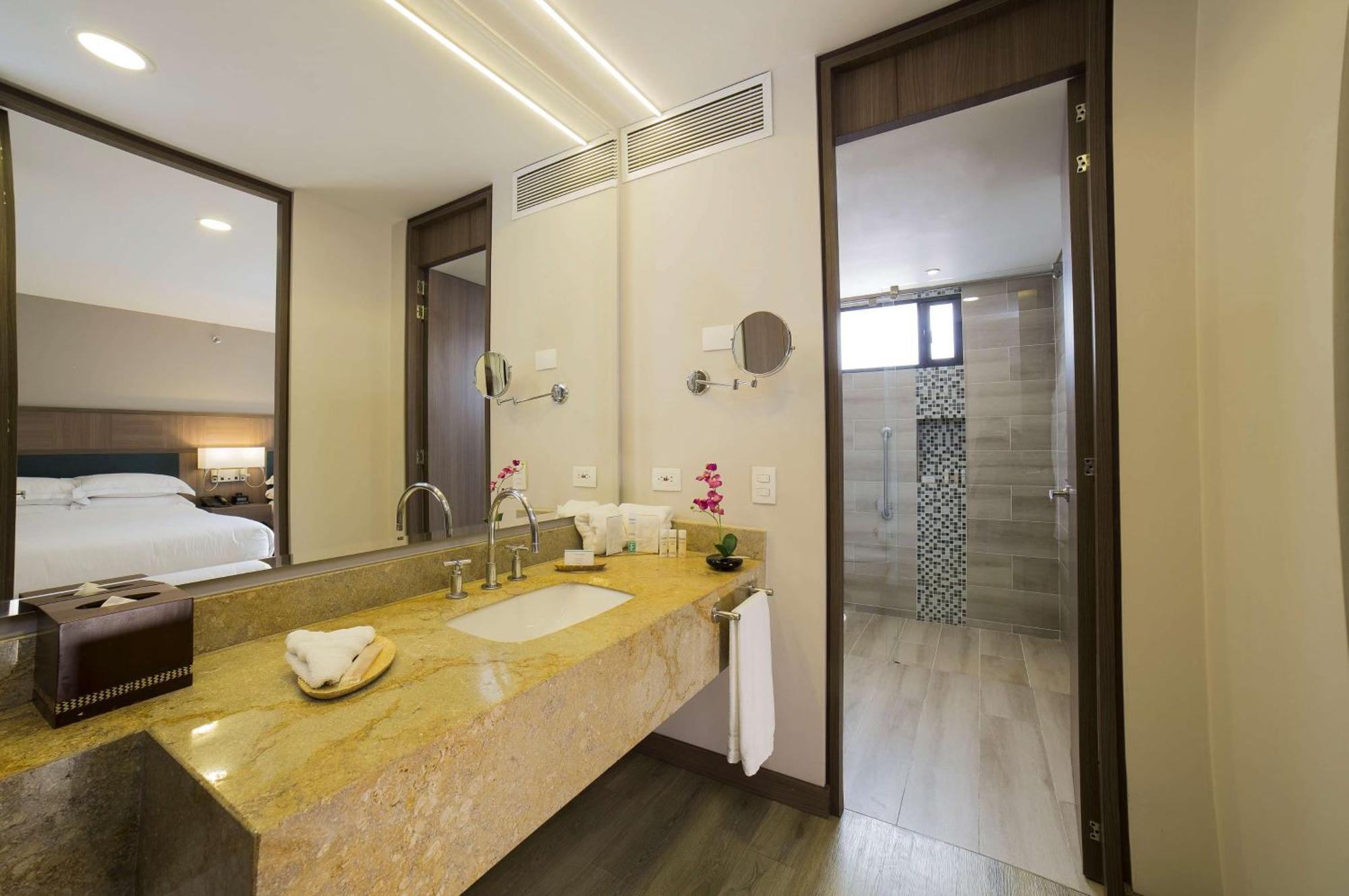Embassy Suites By Hilton Bogota - Rosales Eksteriør billede Bathroom