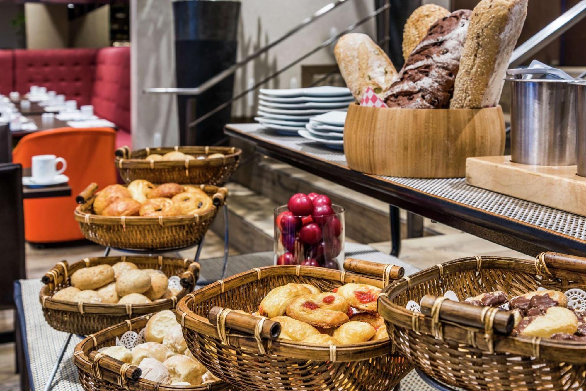 Embassy Suites By Hilton Bogota - Rosales Eksteriør billede Breads and pastries at a buffet
