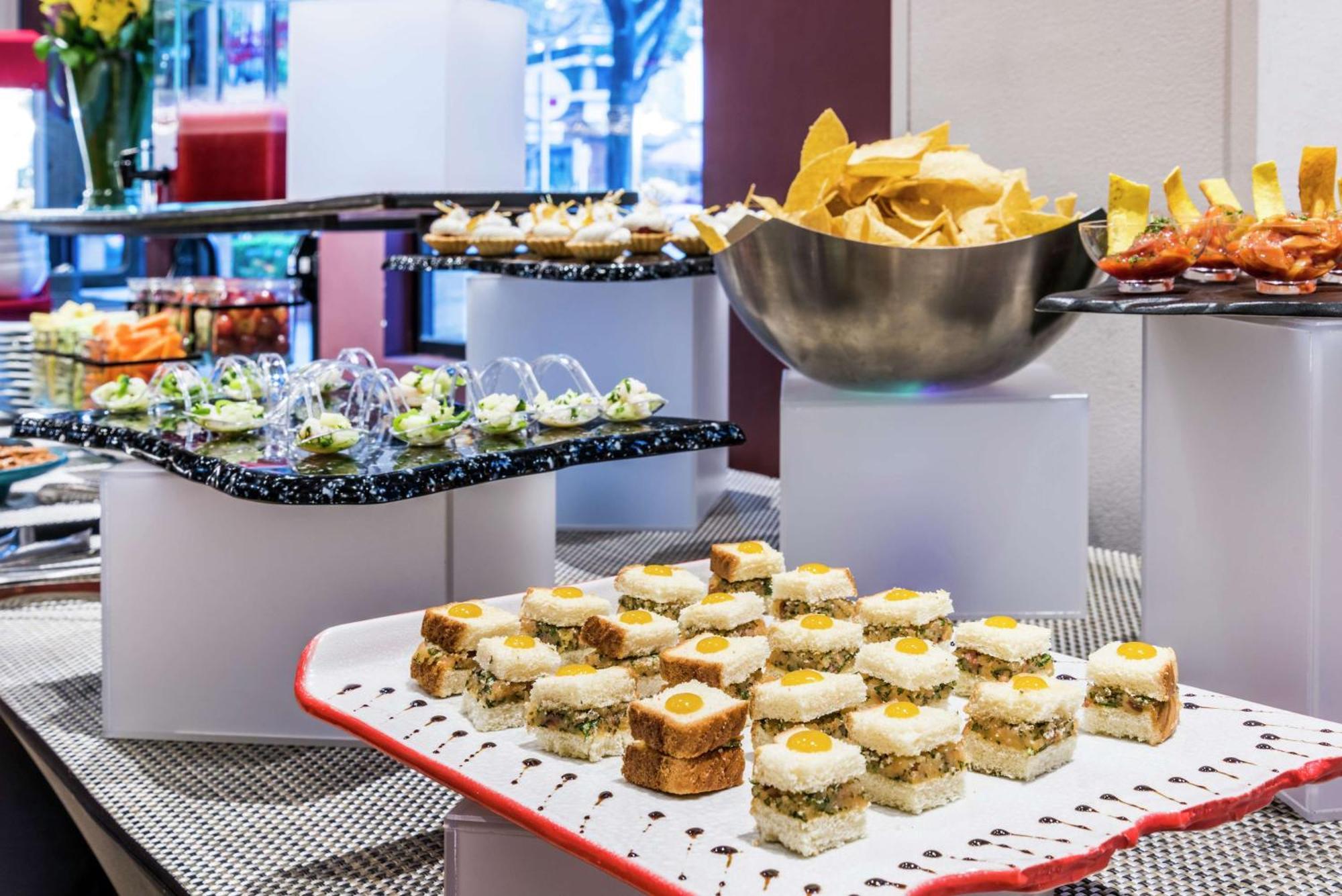 Embassy Suites By Hilton Bogota - Rosales Eksteriør billede A buffet