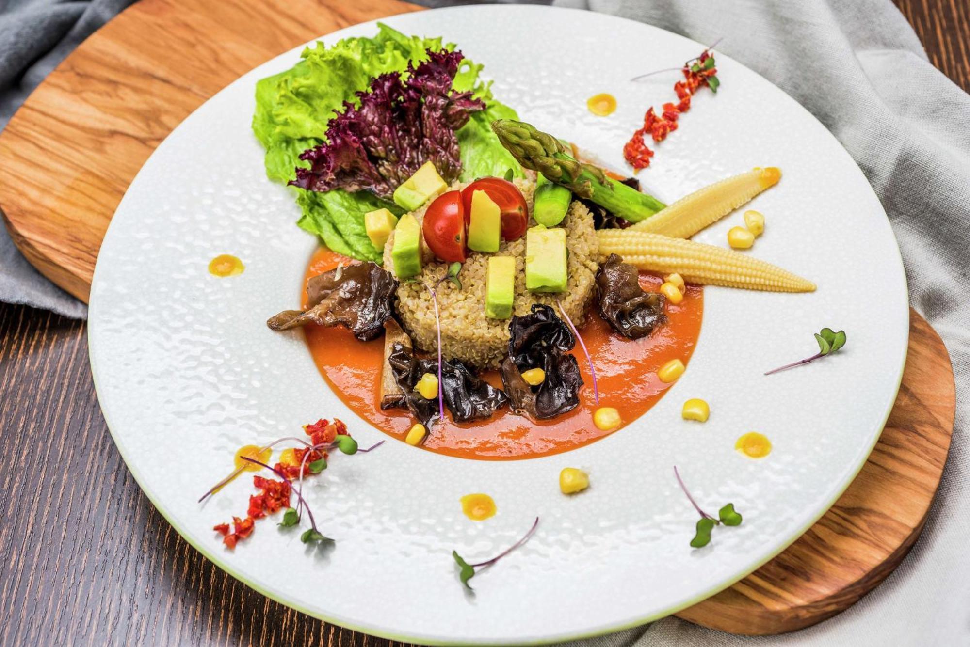 Embassy Suites By Hilton Bogota - Rosales Eksteriør billede Quinoa salad