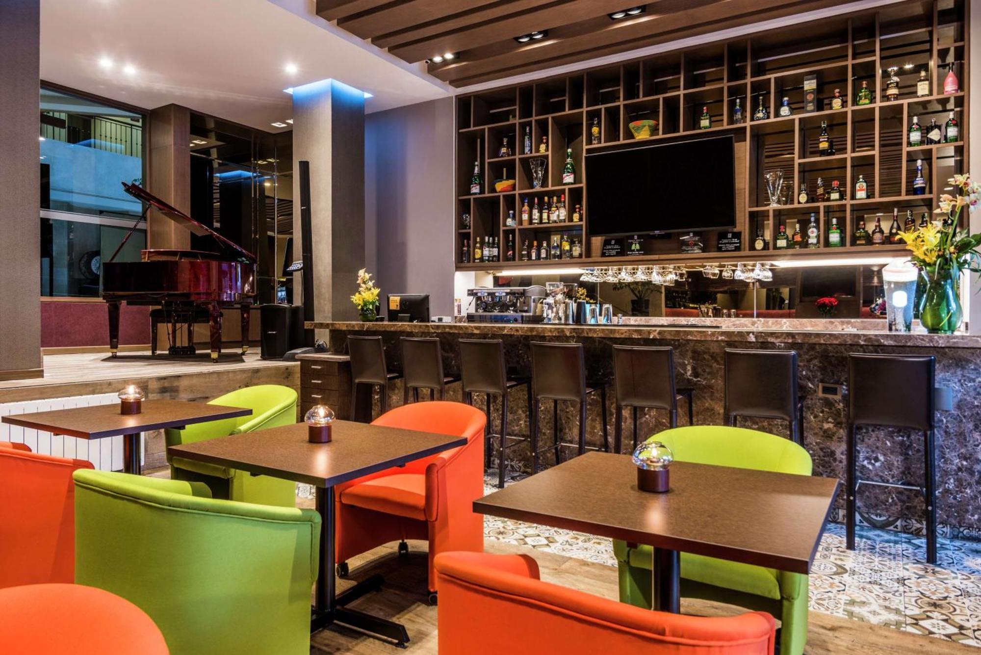 Embassy Suites By Hilton Bogota - Rosales Eksteriør billede The bar at the hotel