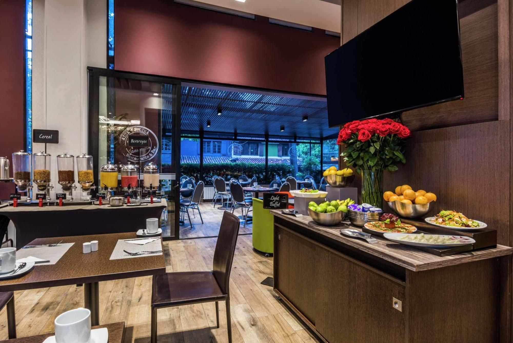 Embassy Suites By Hilton Bogota - Rosales Eksteriør billede The lounge at the airport