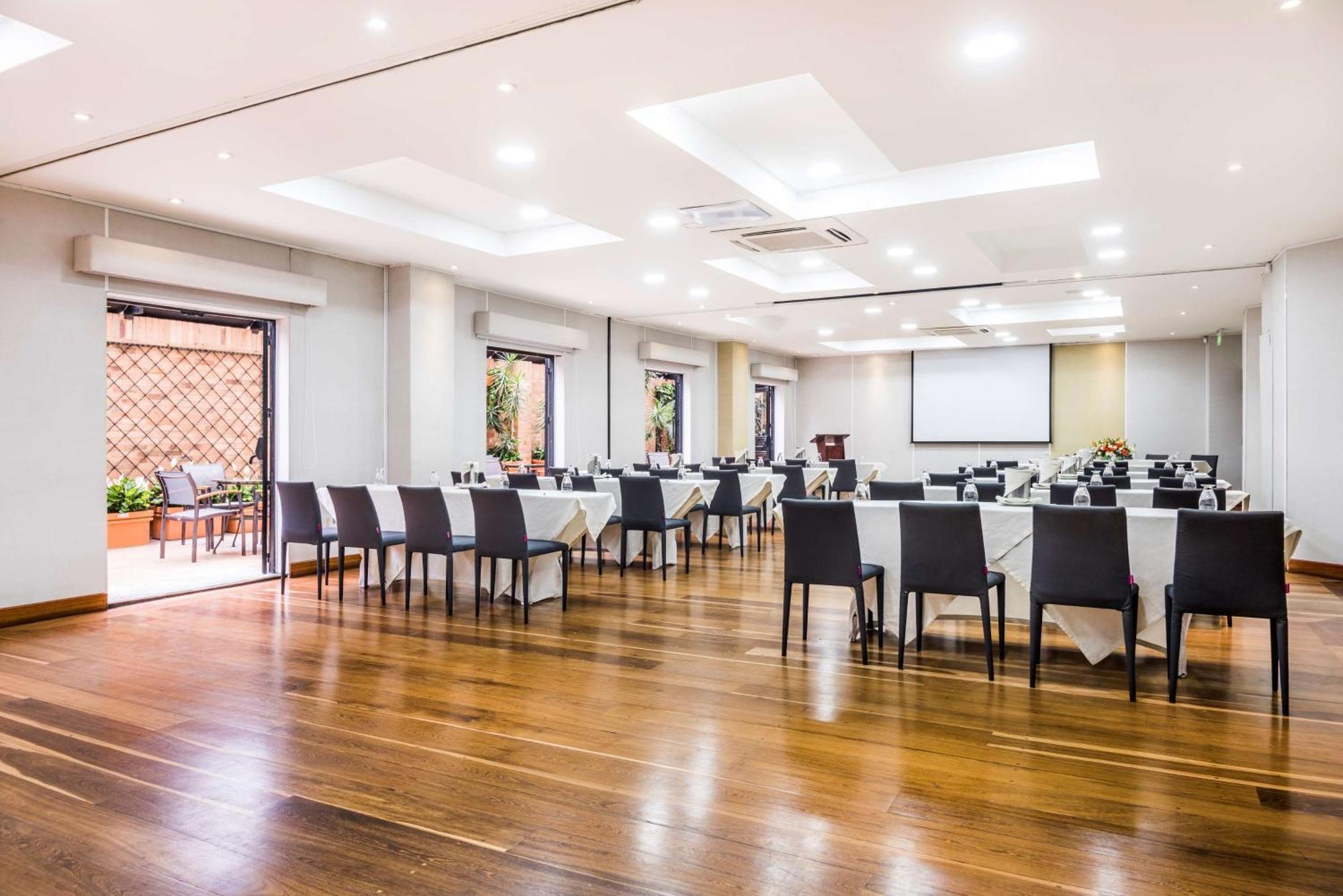 Embassy Suites By Hilton Bogota - Rosales Eksteriør billede Meeting room