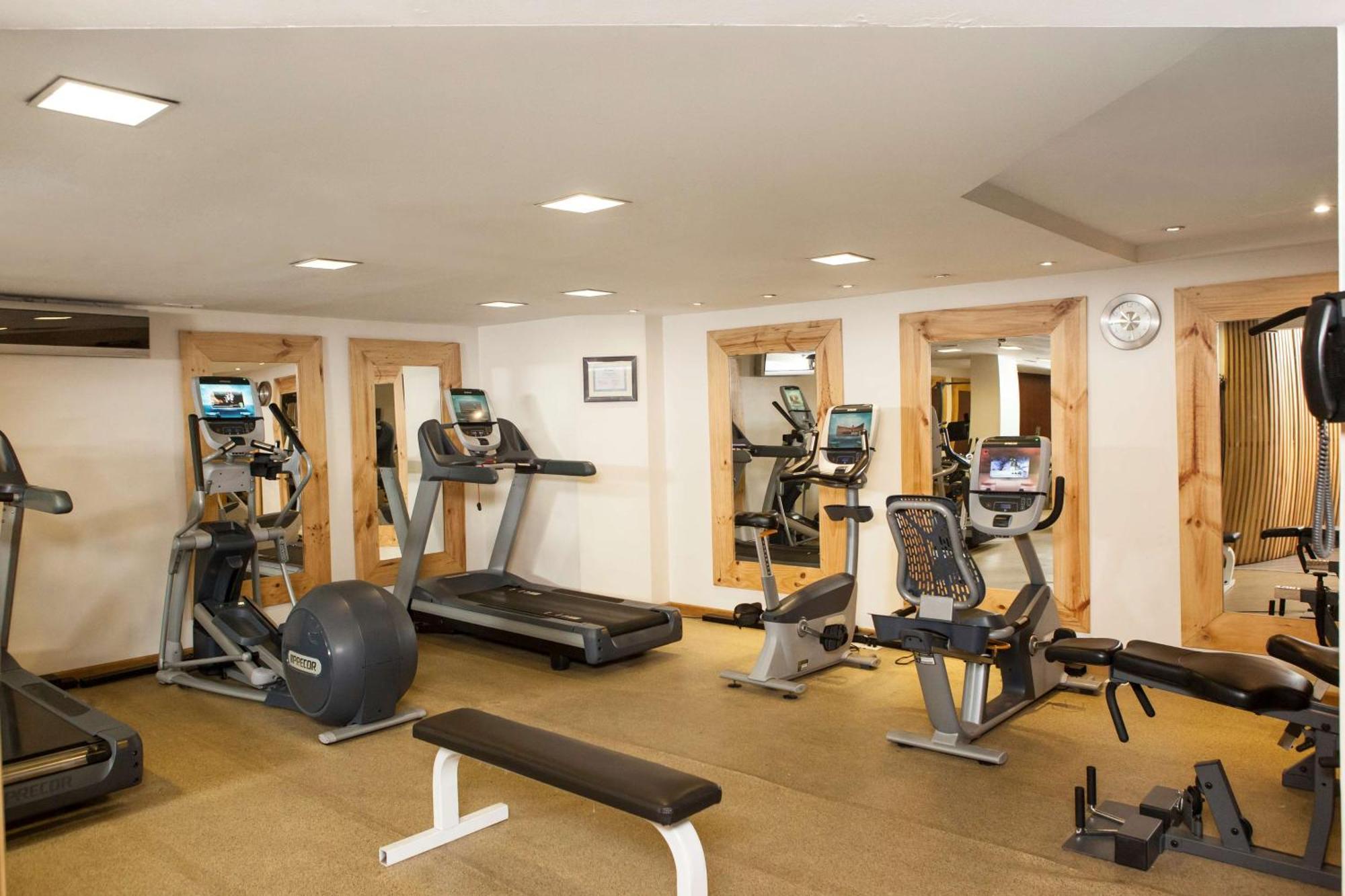 Embassy Suites By Hilton Bogota - Rosales Eksteriør billede The gym at the hotel