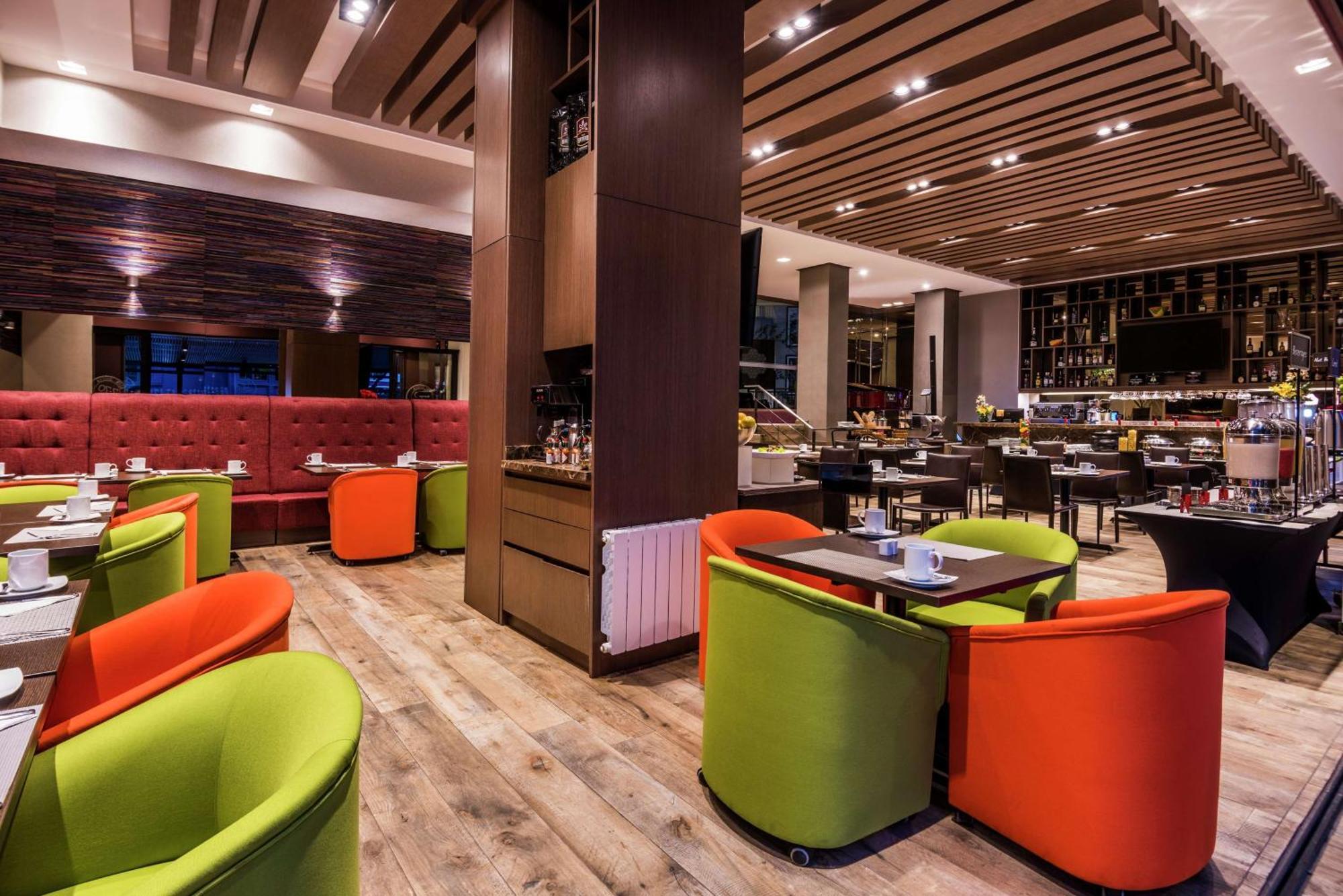 Embassy Suites By Hilton Bogota - Rosales Eksteriør billede The interior of the restaurant