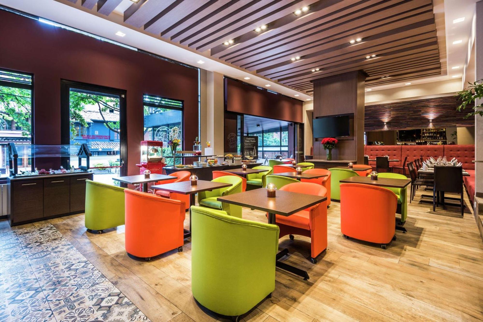 Embassy Suites By Hilton Bogota - Rosales Eksteriør billede The interior of a restaurant
