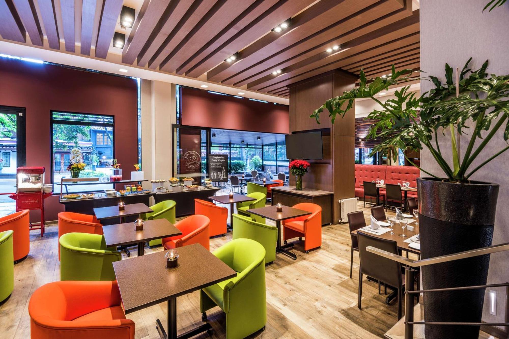 Embassy Suites By Hilton Bogota - Rosales Eksteriør billede The interior of the restaurant