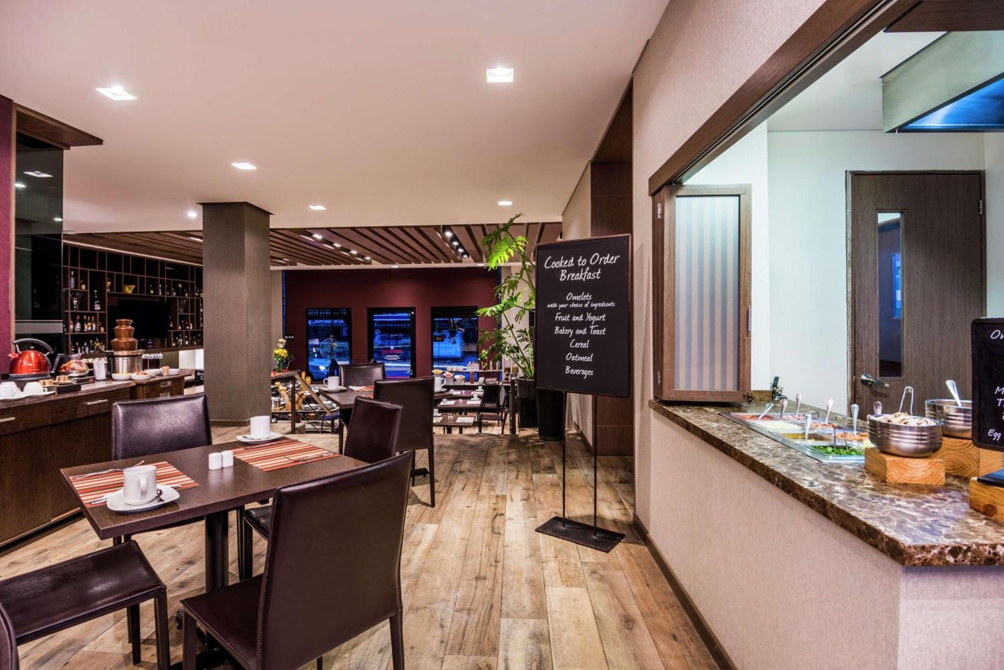 Embassy Suites By Hilton Bogota - Rosales Eksteriør billede The restaurant