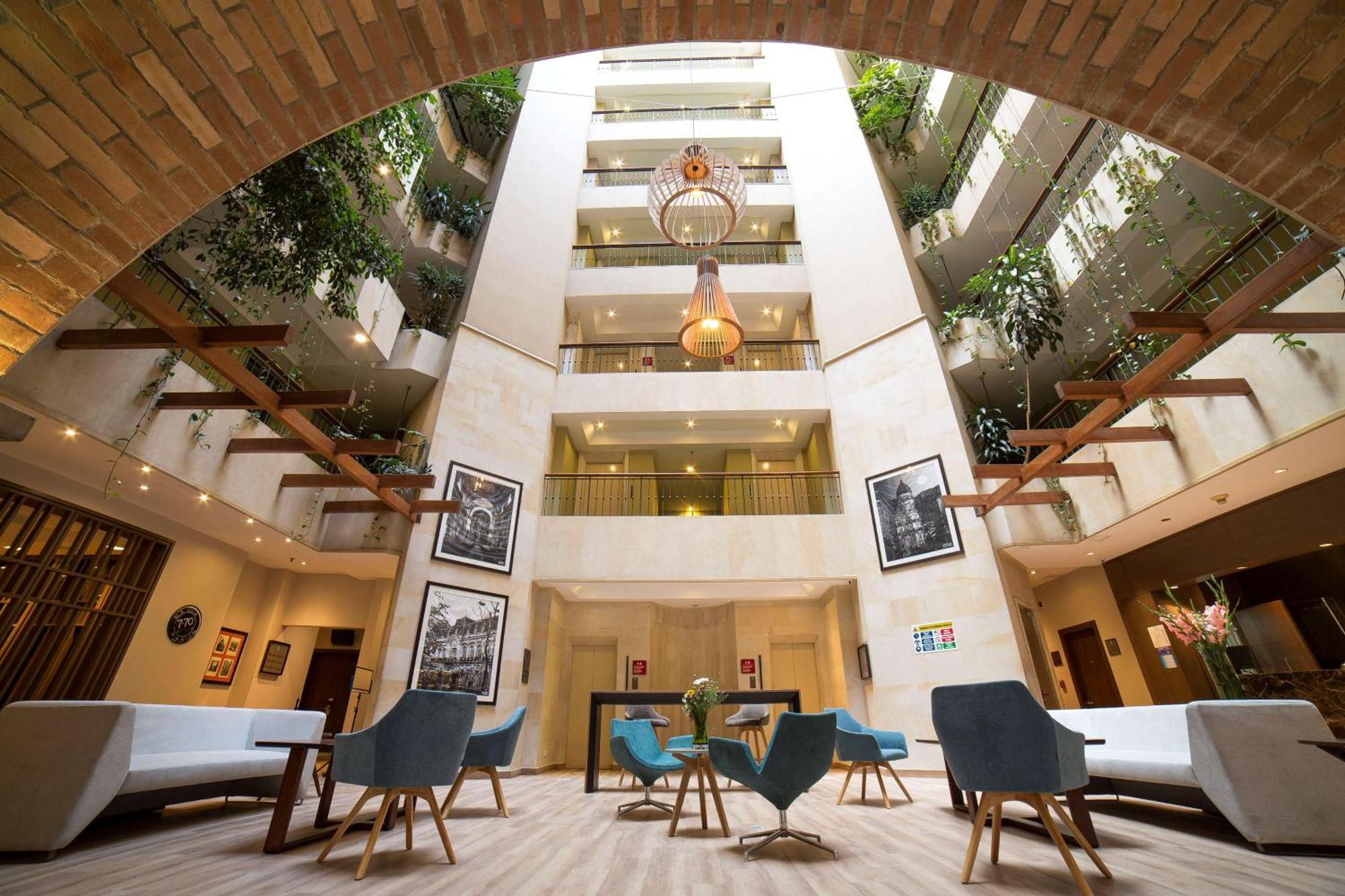 Embassy Suites By Hilton Bogota - Rosales Eksteriør billede The hotel's atrium
