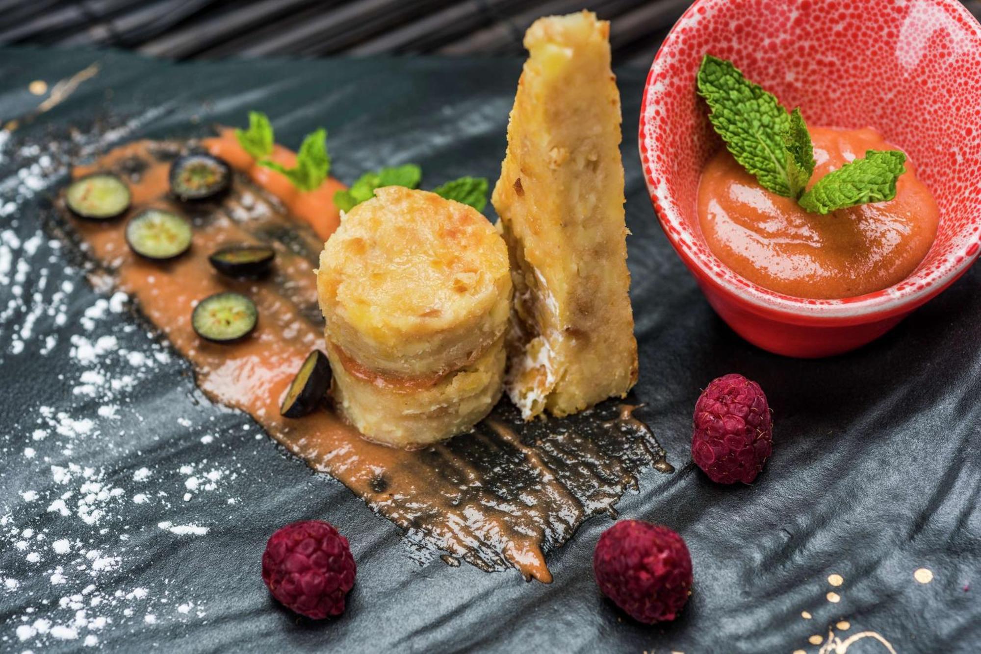 Embassy Suites By Hilton Bogota - Rosales Eksteriør billede A dessert