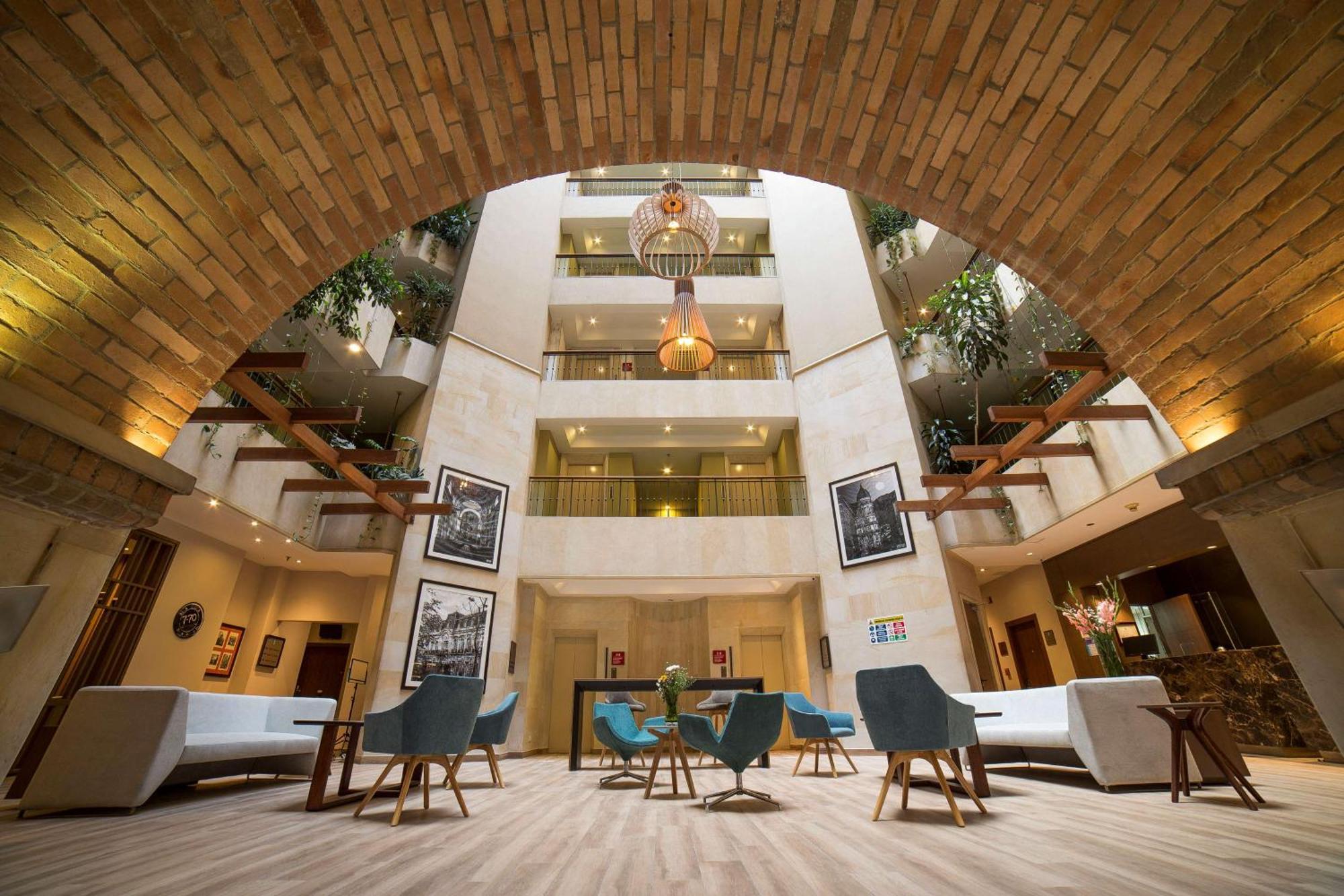 Embassy Suites By Hilton Bogota - Rosales Eksteriør billede The interior of the hotel