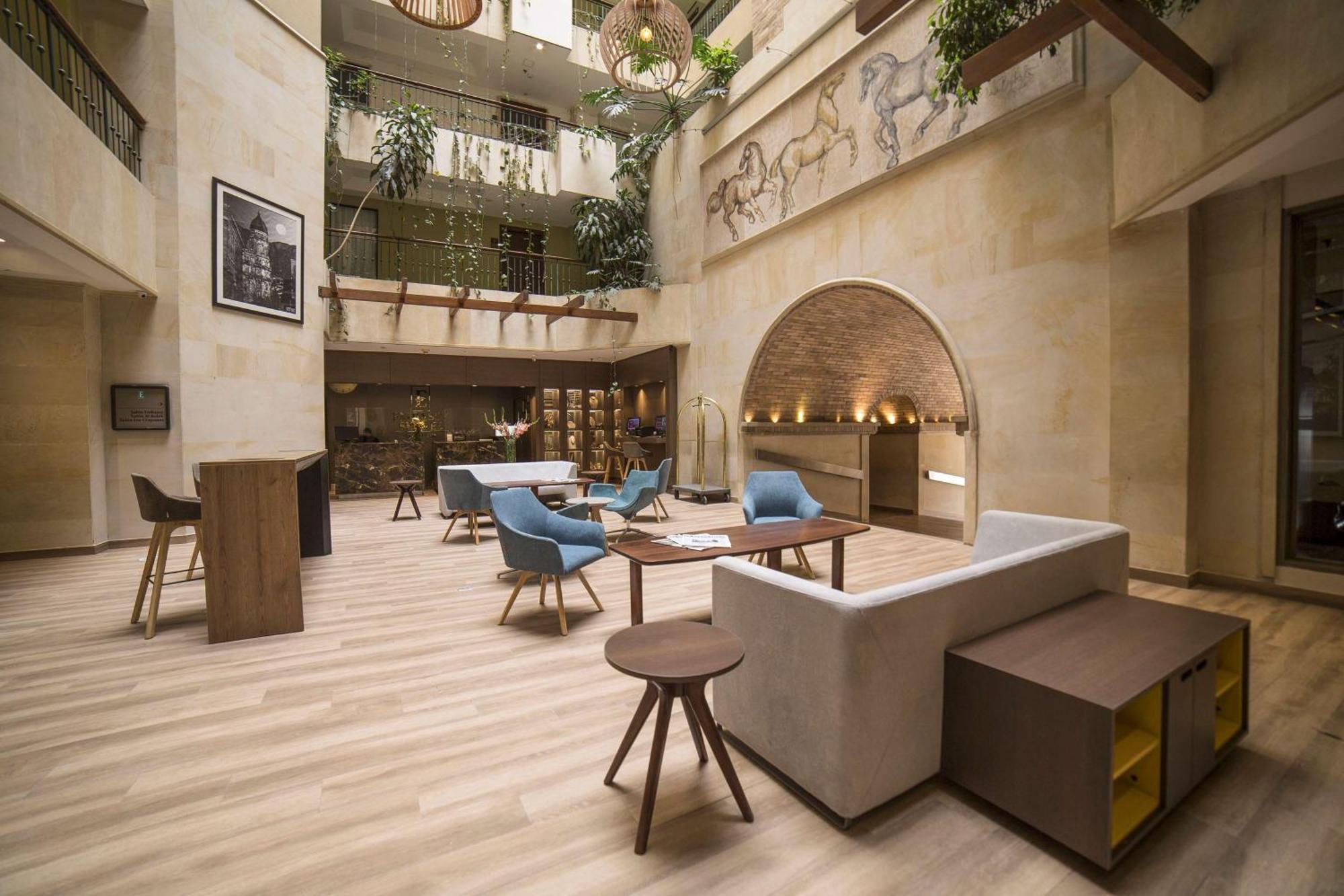 Embassy Suites By Hilton Bogota - Rosales Eksteriør billede The lobby of the hotel