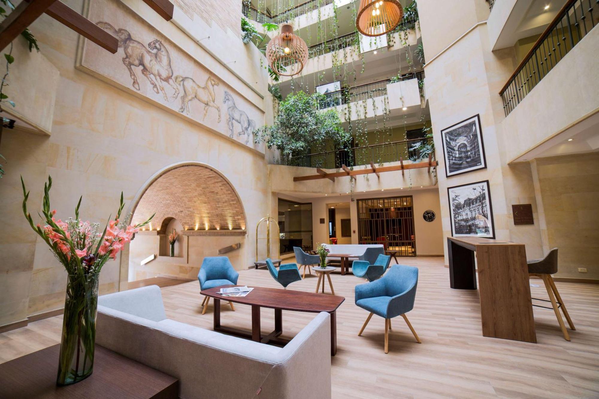 Embassy Suites By Hilton Bogota - Rosales Eksteriør billede The hotel's lobby
