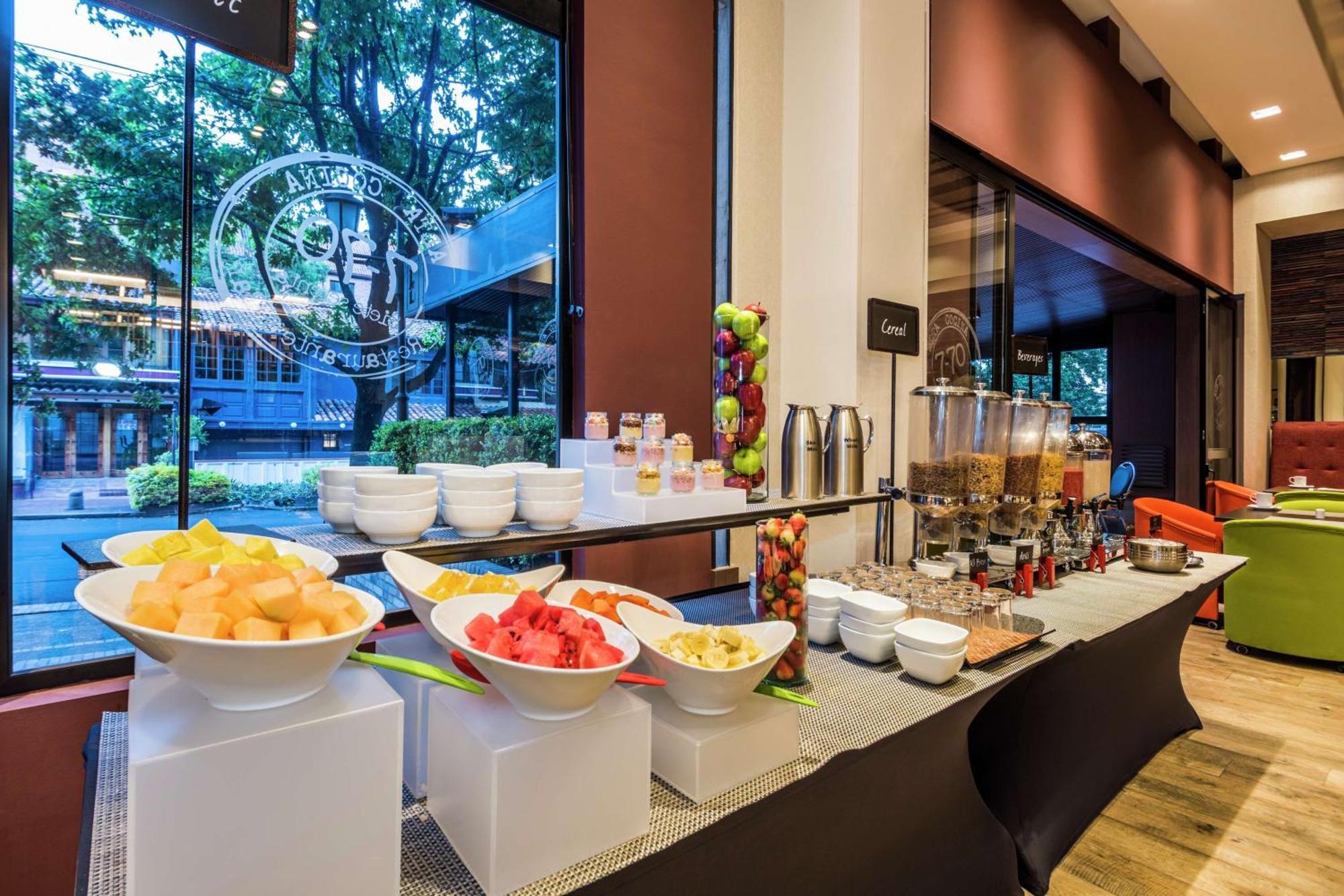 Embassy Suites By Hilton Bogota - Rosales Eksteriør billede Breakfast at the hotel
