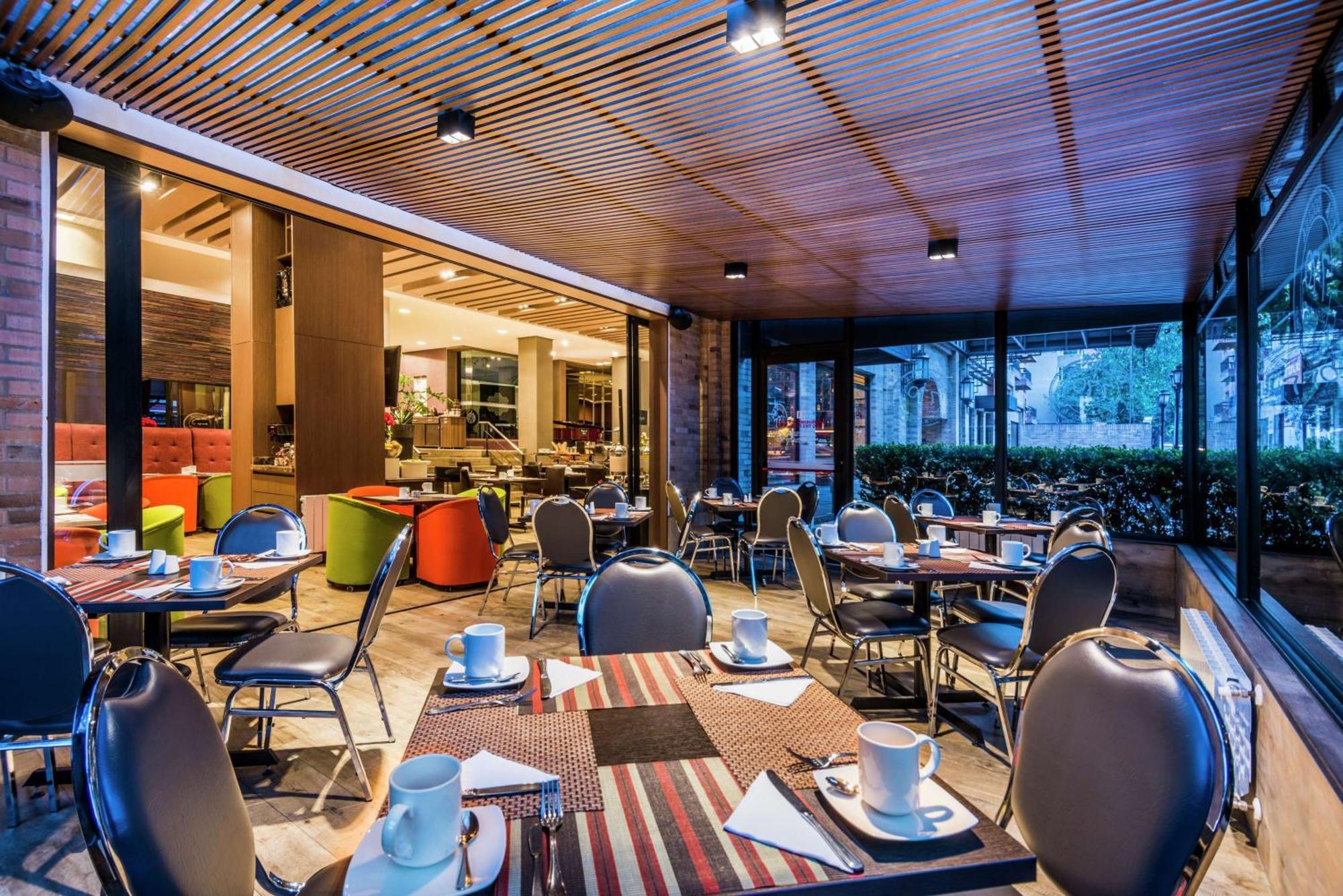 Embassy Suites By Hilton Bogota - Rosales Eksteriør billede The restaurant
