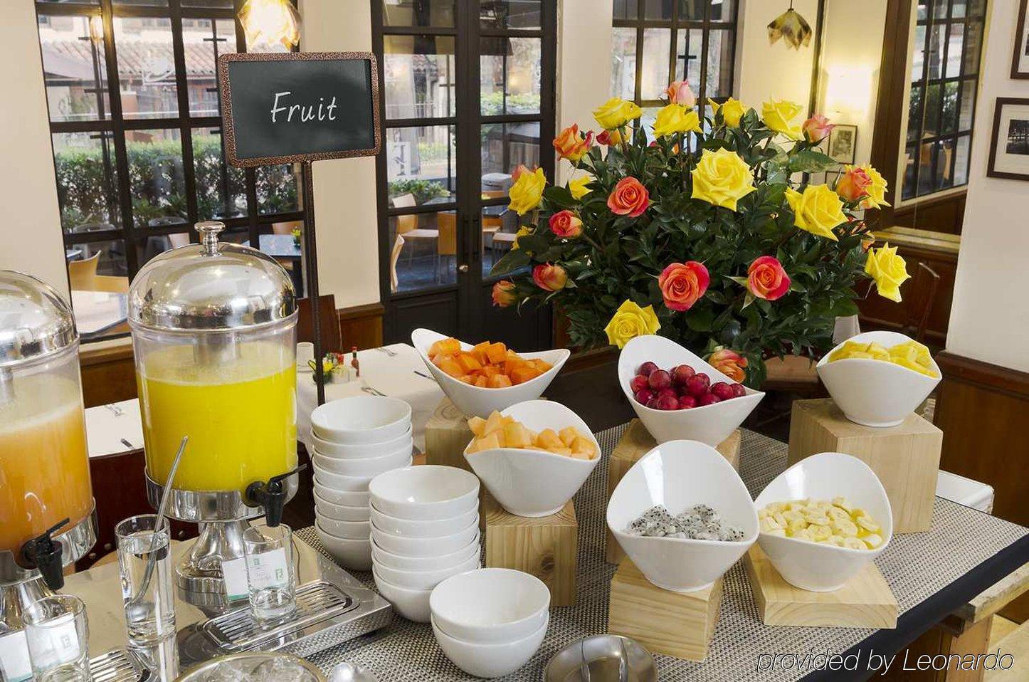 Embassy Suites By Hilton Bogota - Rosales Eksteriør billede Fruit and juice at a buffet