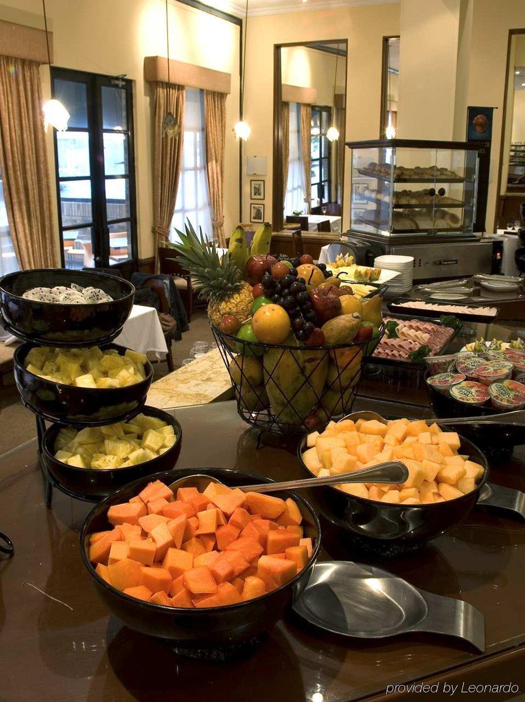 Embassy Suites By Hilton Bogota - Rosales Restaurant billede A fruit salad buffet
