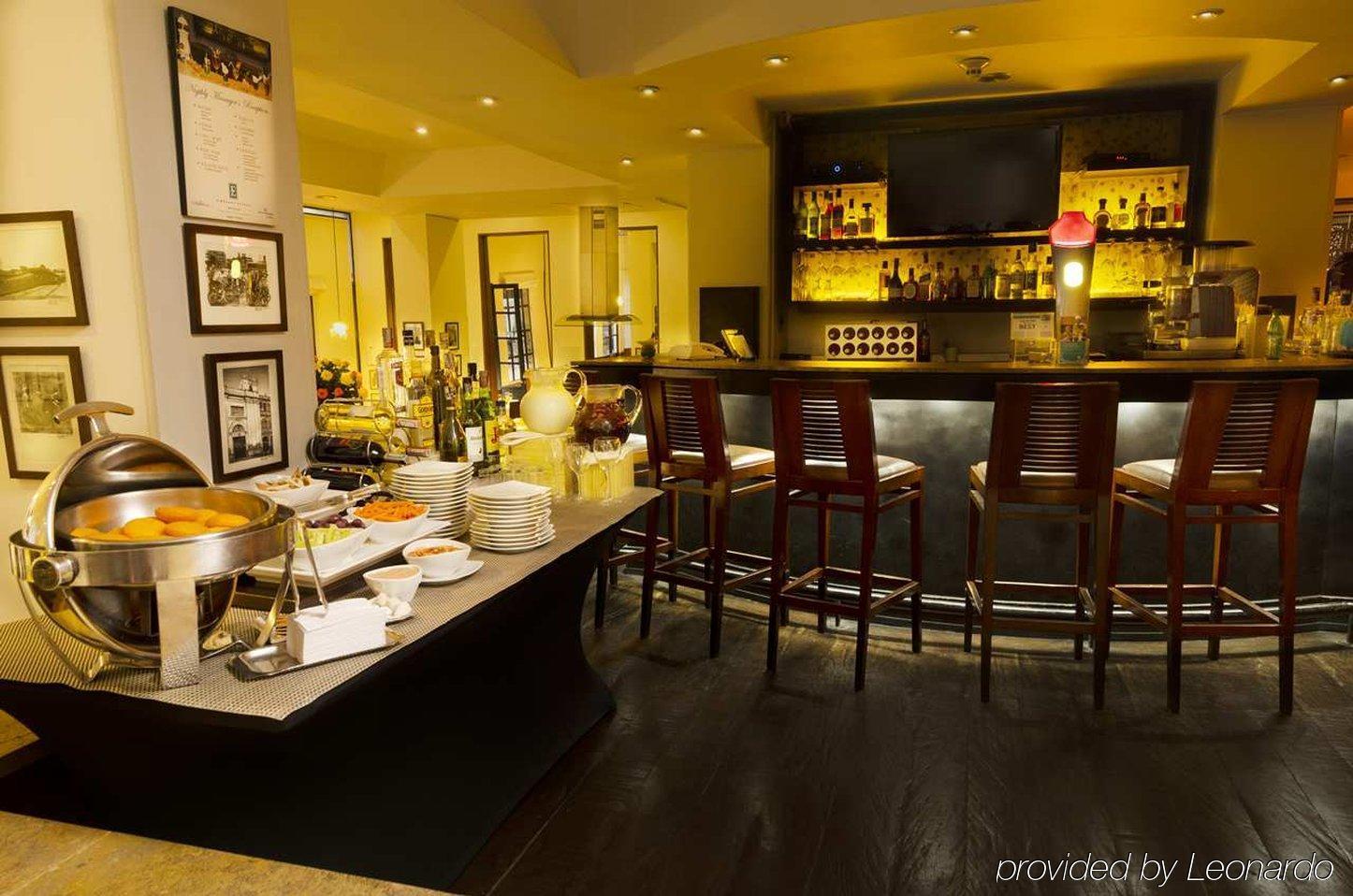 Embassy Suites By Hilton Bogota - Rosales Eksteriør billede The bar at the lounge