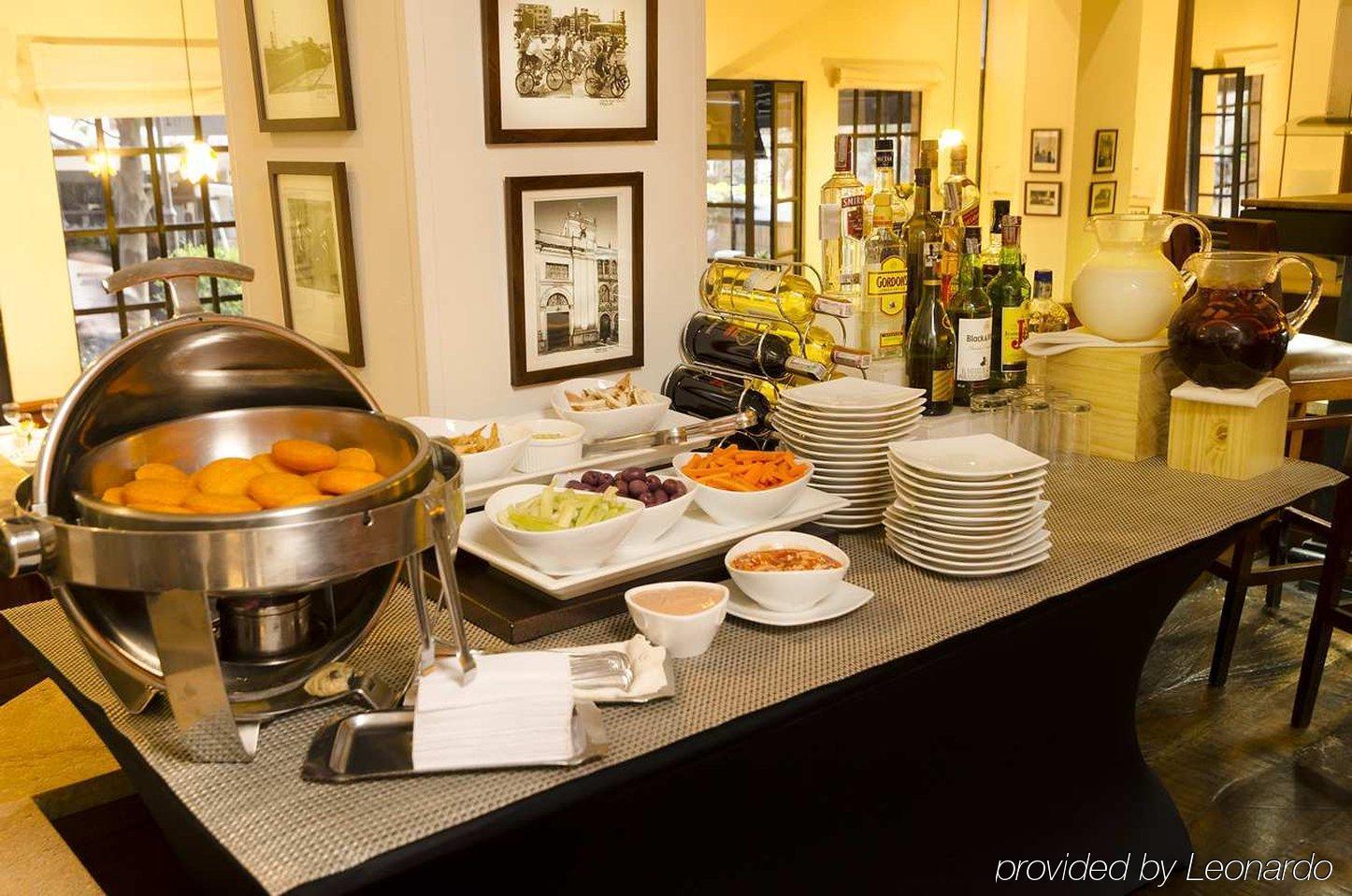 Embassy Suites By Hilton Bogota - Rosales Eksteriør billede A buffet at a hotel
