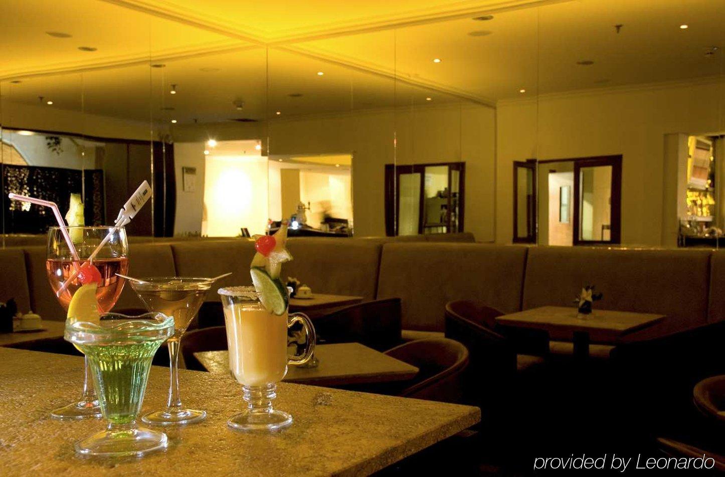 Embassy Suites By Hilton Bogota - Rosales Restaurant billede The lounge at the airport
